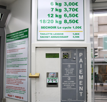 Distributeur de monnaie dans votre laverie automatique rue Jouffroy d'Abbans 75017 Paris
